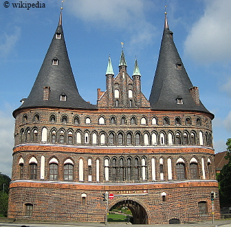 Das Holstentor von der Stadtseite aus betrachtet im Jahre 2009    -    Fr eine grere Darstellung auf das Bild klicken.