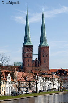 Der Lübecker Dom mit Traveufer vom Wesen aufgenommen  -   Für eine größere Darstellung auf das Bild klicken.