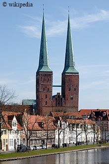 Der Lbecker Dom mit Traveufer vom Wesen aufgenommen  -   Fr eine grere Darstellung auf das Bild klicken.