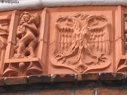 Holstentor Lbeck - erneuerte Terrakottaplatte an der Auenfassade    -  Fr eine grere Darstellung auf das Bild klicken.