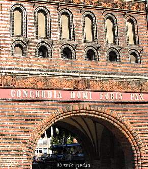 Inschrift am Holstentor in Lbeck  -  CONCORDIA DOMI FORIS PAX    -  Fr eine grere Darstellung auf das Bild klicken.