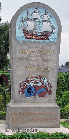 Peter Skram Gedenkstein aus dem Jahr 1886 bei der Østbirk Kirche  in Ostjuetland  -  Für eine größere Bilddarstellung klicken Sie bitte auf das Photo.