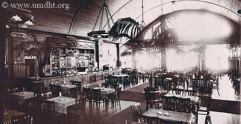 Der Buffetraum der ,,Strand- Halle" in Grmitz um 1929 mit Palmen.  -  Fr eine grere Bilddarstellung klicken Sie bitte auf das Foto.