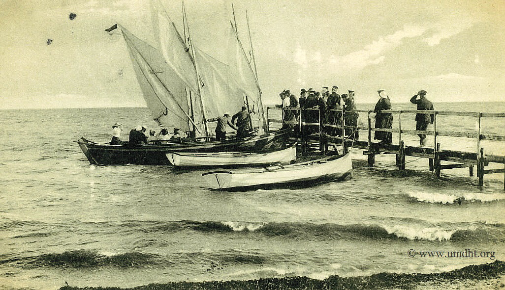 Die Hedwigbrücke um das Jahr 1905; der Standort der Hedwigbrücke ist leider unbekannt, diverse Rückschlüsse auf verschiedene Zeitdokumente lassen einen Standort vor, oder bei der Strandhalle vermuten. Die Hedwigbrücke um das Jahr 1905; der Standort der Hedwigbrücke ist leider unbekannt, diverse Rückschlüsse auf verschiedene Zeitdokumente lassen einen Standort vor, oder bei der Strandhalle vermuten.
