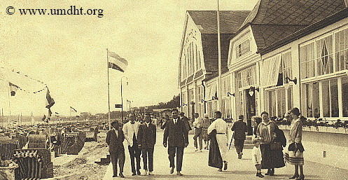 Die ,,Strand - Halle" in Grömitz mit neuen Klappfenstern und Lampen um das Jahr 1919. - Für eine größere Bilddarstellung klicken Sie bitte auf das Foto. Die ,,Strand - Halle" in Grömitz mit neuen Klappfenstern und Lampen um das Jahr 1919. - Für eine größere Bilddarstellung klicken Sie bitte auf das Foto.