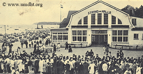Die Strandhalle . W . Fick in Grmitz um das Jahr 1915 vom Brckenvorplatz aufgenommen mit auf die Einschiffung wartende Gste.