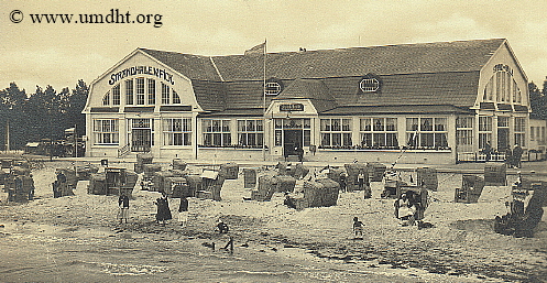 Die Strandhalle . W . Fick in Grömitz um das Jahr 1915 mit neuer Promenade und kleiner Einzäunung. - Für eine größere Bilddarstellung klicken Sie bitte auf das Foto. Die Strandhalle . W . Fick in Grömitz um das Jahr 1915 mit neuer Promenade und kleiner Einzäunung. - Für eine größere Bilddarstellung klicken Sie bitte auf das Foto.