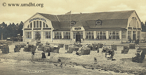 Die Strandhalle . W . Fick in Grömitz um das Jahr 1915 mit neuer Promenade und kleiner Einzäunung. - Für eine größere Bilddarstellung klicken Sie bitte auf das Foto. Die Strandhalle . W . Fick in Grömitz um das Jahr 1915 mit neuer Promenade und kleiner Einzäunung. - Für eine größere Bilddarstellung klicken Sie bitte auf das Foto.