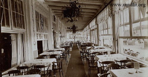 Die Veranda der ,,Strand - Halle” in Grömitz um das Jahr 1929. - Für eine größere Bilddarstellung klicken Sie bitte auf das Foto. Die Veranda der ,,Strand - Halle” in Grömitz um das Jahr 1929. - Für eine größere Bilddarstellung klicken Sie bitte auf das Foto.