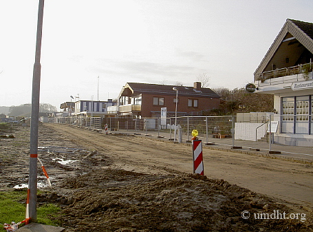 Die aufgerissene Yachthafenstrasse im Yachthafen Groemitz am 03.12. 2006 - Für eine größere Bilddarstellung klicken Sie bitte auf das Foto. Die aufgerissene Yachthafenstrasse im Yachthafen Groemitz am 03.12. 2006 - Für eine größere Bilddarstellung klicken Sie bitte auf das Foto.