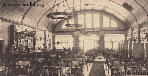 Innansicht der Strandhalle . W . Fick um das Jahr 1916 mit Ausschanktresen.  -  Fr eine grere Bilddarstellung klicken Sie bitte auf das Foto.