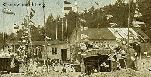 Strandleben vor der Strandhalle in Grmitz im Jahr 1910 zwei Jahre vor der Fertigstellung der Seebrcke in Grmitz.  -  Fr eine grere Bilddarstellung klicken Sie bitte auf das Foto.