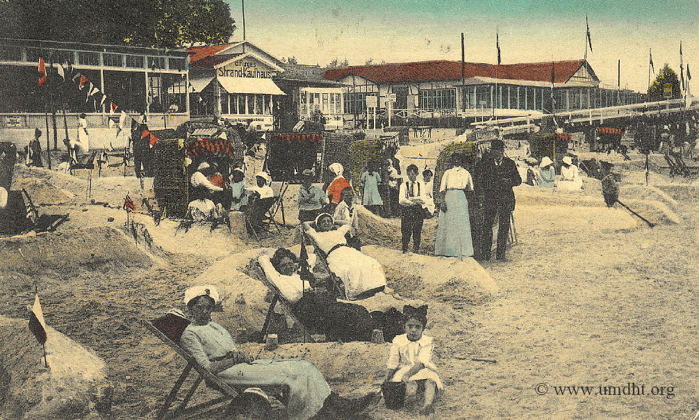 Strandleben vor der Strandhalle in Grmitz um das Jahr 1912, im Hintergrund ist der Anfang der neuen Seebrcke zu erkennen.  -  Fr eine grere Bilddarstellung klicken Sie bitte auf das Foto.