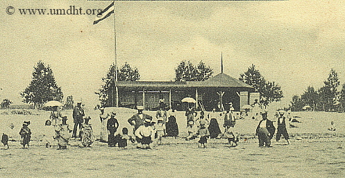 Vorbecks Giftbude mit offenen Anbau in Grömitz um das Jahr 1900. - Für eine größere Bilddarstellung klicken Sie bitte auf das Foto. Vorbecks Giftbude mit offenen Anbau in Grömitz um das Jahr 1900. - Für eine größere Bilddarstellung klicken Sie bitte auf das Foto.