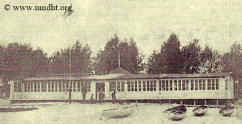 Vorbecks Strandhalle im Jahr 1906 mit integrierter Giftbude und Unterpfahlkonstruktion. Im Vordergrund sind diverse Ruderoote zu erkennen, die Vorbeck vermietete. Vorbecks Strandhalle im Jahr 1906 mit integrierter Giftbude und Unterpfahlkonstruktion. Im Vordergrund sind diverse Ruderoote zu erkennen, die Vorbeck vermietete.