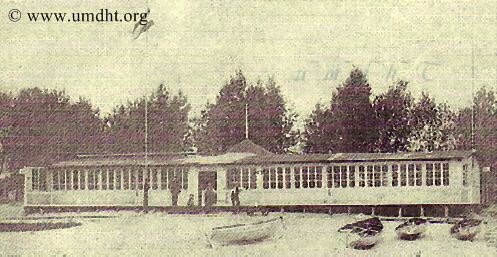 Vorbecks Strandhalle im Jahr 1906 mit integrierter Giftbude und Unterpfahlkonstruktion. Im Vordergrund sind diverse Ruderoote zu erkennen, die Vorbeck vermietete. Vorbecks Strandhalle im Jahr 1906 mit integrierter Giftbude und Unterpfahlkonstruktion. Im Vordergrund sind diverse Ruderoote zu erkennen, die Vorbeck vermietete.