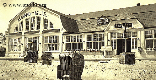 Die ,,Strand - Halle" von Christian Sachau in Grmitz um das Jahr 1919 mit Strandkrben und Auenbeleuchtung.  -  Fr eine grere Bilddarstellung klicken Sie bitte auf das Foto.